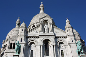 Fototapeta na wymiar Façade du Sacré-Coeur à Paris, France