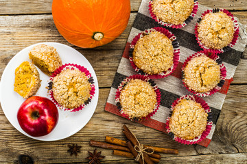 Flavored muffins with pumpkin and apple