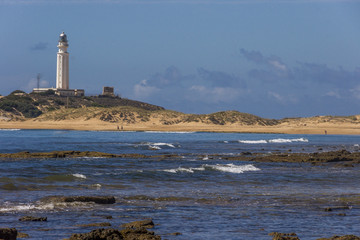 Blick auf den Leuchtturm von Trafalgar in Andalusien
