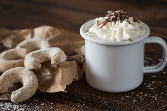 Heiße Schokolade mit Sahne und Vanillekipferl