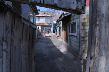 Fototapeta na wymiar abandoned wooden housing, the old yard.