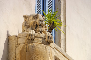 steinerne Löwenskulptur - old stone lion sculpture
