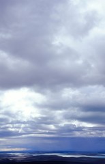 Naklejka na ściany i meble Wolken über dem See Kvíslavatn im isländischen Hochland, Sprengisandur-Route, Suðurland, Island, Europa