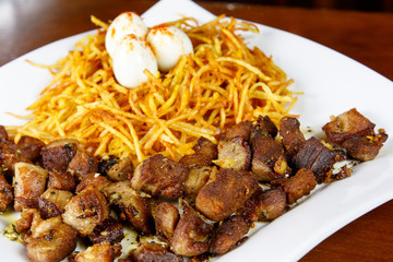 Guarrillo con huevos cocidos y patatas fritas