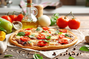Verse pizza met tomaten, kaas en champignons op houten tafel close-up