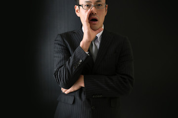 なにかを言うビジネスマン