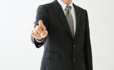 なにかを押すビジネスマン