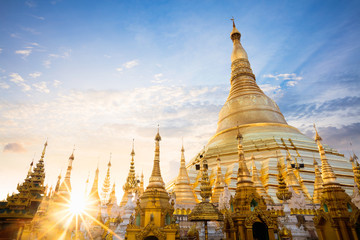 Shwedagon pagoda at sunset, Yangon Myanmar - obrazy, fototapety, plakaty