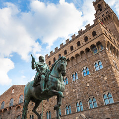 Fototapeta premium Monument of Cosimo I and wall of Palazzo Vecchio