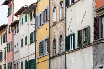 Fototapeta na wymiar facades of old shabby houses in Florence