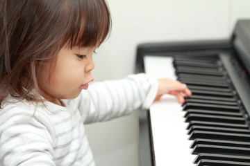 ピアノを弾く幼児(2歳児)