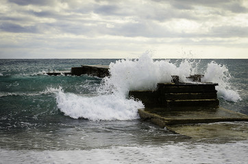 волны на море осенью