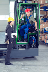 Obraz premium boss and worker in lift truck