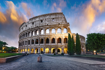 Colosseum in Rome in de schemering, Italië