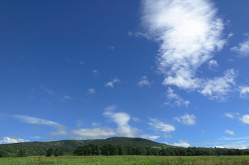 草原の風景　青空と雲