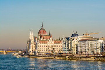 Fototapeta na wymiar budapest parliament bank views