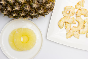 Sabrosos pedazos de piña crujiente, rodajas de piña en almíbar y fresca