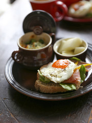 朝食のハムエッグ