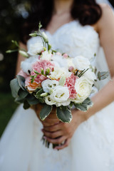 Obraz na płótnie Canvas wedding flowers in hands