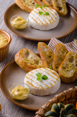 Obraz na płótnie Canvas Grilled camembert with dijon mustard