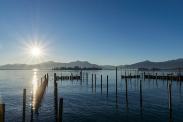 Fototapeta premium Blick im Sonnenaufgang auf den Chiemsee in Bayern
