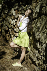 девушка у камней в лучах солнца