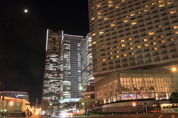 Fototapeta na wymiar 横浜ランドマークタワーとクイーンズスクエア横浜(夜景)