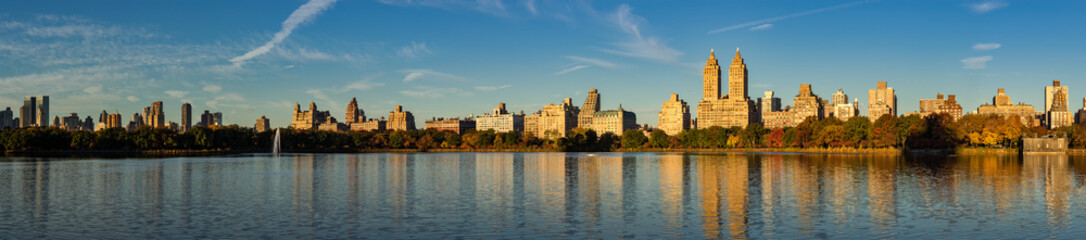 Fototapeta na wymiar Early morning panoramic view of Jacqueline Kennedy Onassis Reservoir and Centeral Park. Upper West Side in Fall, Manhattan, New York City