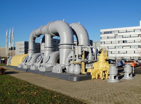 Industriedenkmal Turboschelle vor einem Bürogebäude im Industriegebiet am Hafen von Mülheim an der Ruhr