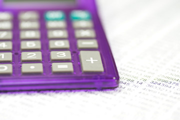 Ein Taschenrechner und eine Tabellenkalkulation