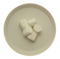 Süße Marshmallows auf weissem Teller - Freisteller