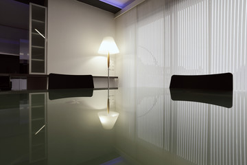grande table en verre avec reflets graphiques de store fenêtre