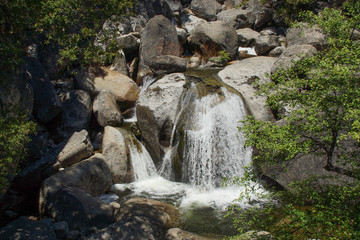 Wasserfall aus einer Höhle