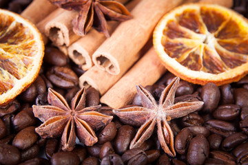 Anissterne mit Kaffeebohnen