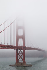 Nebel über der Golden Gate Bridge in San Francisco, Kalifornien, USA.