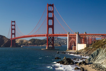Blick von Marshalls Beach auf die Golden Gate Bridge im Abendlicht in San Francisco, Kalifornien, USA.