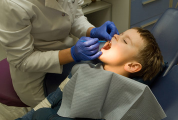  Five y.o. boy is under procedure to detect the plaque on his teeth - 130838360