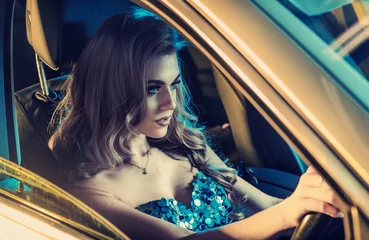 Fensteraufkleber Foto des Tages Verführerische blonde Frau, die ein Luxusauto fährt