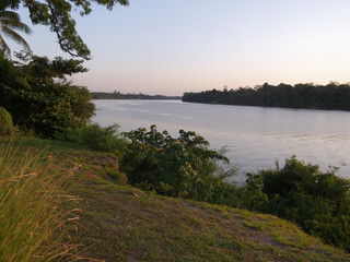 Tombée du jour sur le fleuve Maroni vu des berges de Grand-Santi à l'ouest de la Guyane française