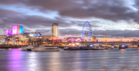 Obraz premium Sunset by the Thames River