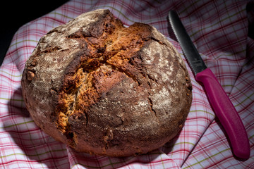 Walnussbrot mit Messer