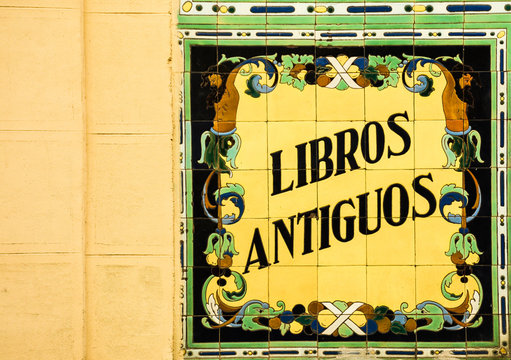 Anuncio en cer&aacute;mica de una antigua librer&iacute;a, Madrid, Espa&ntilde;a