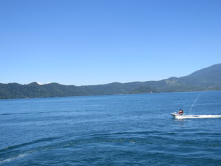 Fototapeta na wymiar Paisaje de lago con moto acuática