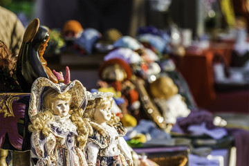 Fototapeta na wymiar poupées anciennes sur vide grenier