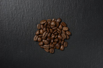 Granos de café sobe fondo negro negro