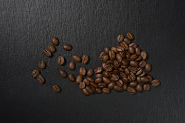 Granos de café sobe fondo negro negro