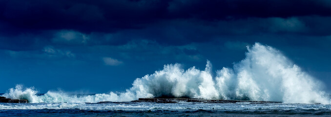 Fototapeta na wymiar Waves crashing high at Coledale