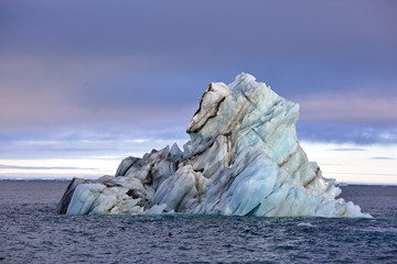 Fototapeta na wymiar Beautiful iceberg 