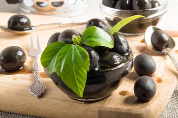 Foto op Plexiglas Black olives on a wooden tray © romensky