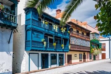 Zelfklevend Fotobehang Balkonhäuser in der Avenida Maritima in Santa Cruz  La Palma, Kanaren, Spanien © majonit